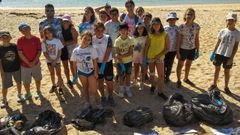 Alumnos del Pilar Maest� de A Pobra recogieron basura en la playa de Cab�o