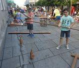 El ba�o de espuma de los escolares en la praza de A Pedreira marc� el comienzo de sus vacaciones de verano. 