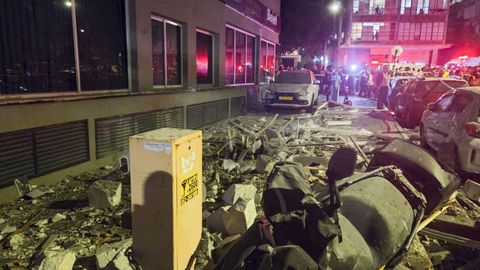 Destrozos en una calle de Tel Aviv por los ataques iran�es