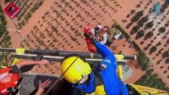 Rescatan a un beb� de un a�o y a su madre en una vivienda aislada de Riola, en Valencia