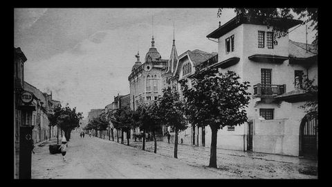 Imagen de la primera mitad del siglo pasado de la calle San Roque, con la Casa Rosa