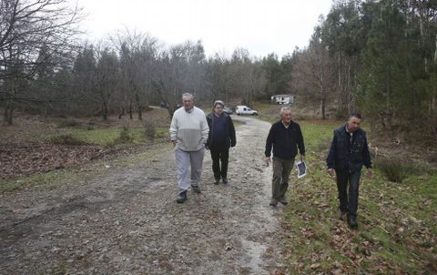 Comuneros de A Canicouva, en los terrenos que han ofertado para la planta de compost. 