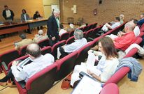 El rector Via�o (de pie) saludando a algunos de los claustrales antes de iniciarse la sesi�n. 