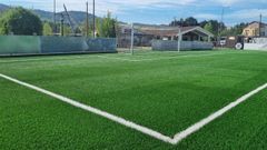 El campo de ftbol 8 de Oira ya tiene el nuevo csped artificial listo para usar.