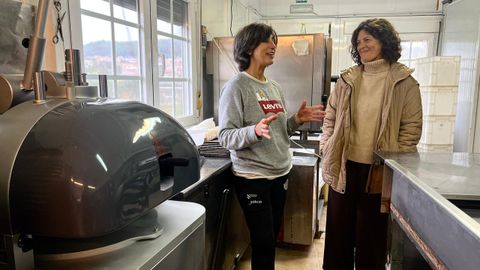 Carmen S�nchez explic� a la diputada Rosa Ana Garc�a c�mo surgi� la idea de crear  su empresa, especializada en la elaboraci�n de masas a partir de algas