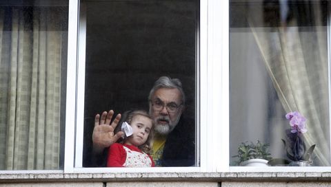 15 de marzo del 2020. Ese domingo, cuando el coronavirus se hab�a cobrado 292 vidas, Espa�a iniciaba su confinamiento. El primer d�a la respuesta ya fue ejemplar. Calles peatonales vac�as y saludos desde las ventanas, como desde esta de Vilagarc�a, fueron la nota predominante. La mayor�a de la poblaci�n se encerr� en sus casas