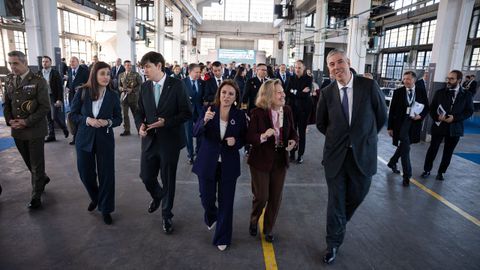 CEO de Indra, Jos� Vicente de los Mozos (d), y la secretaria de Estado de Defensa, Amparo Valcarce (2d), durante el III Encuentro del Ecosistema de la Industria Nacional de Defensa centrado en el Corredor Norte, en la F�brica de Armas de La Vega, a 17 de marzo de 2026, en Oviedo