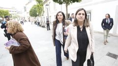 Elena Candia y Mar�a Reigosa, adem�s de otros concejales del PP, saliendo por la parte trasera del consistorio tras el pleno