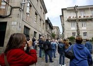 Un grupo de turistas, visitando el centro hist�rico de la ciudad de Pontevedra. 