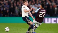Morgan Rogers y Elliot Anderson chocan durante un partido la temporada pasada entre el Aston Villa y el Nottingham Forest