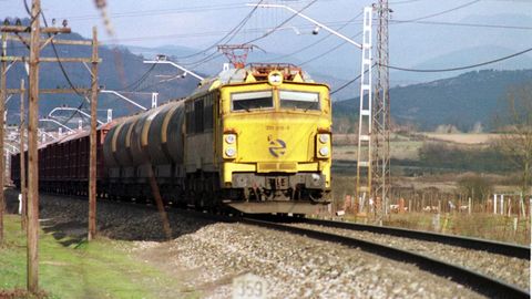 Un tren de mercancas circula por el tramo en el que se llevarn a cabo las mejoras