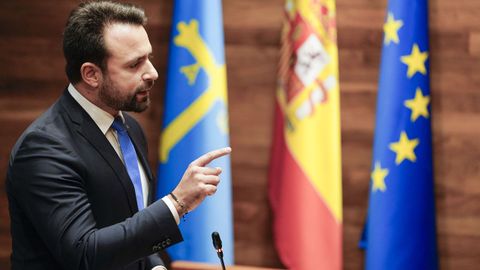 El presidente del PP de Asturias, lvaro Queipo, realiza declaraciones durante el pleno de la Junta General del Principado