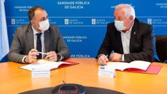 El conselleiro de Sanidade, Julio Garc�a Comesa�a, y el alcalde de Outeiro de Rei, Jos� Pardo Lombao durante en la reuni�n.