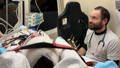 Juan Vilches en Ucrania con un herido de guerra. La familia es de Teis, Vigo