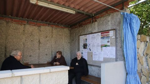 En Coaxe (Catoira), las vecinas se re�nen en las marquesinas para hacer vida social y no falta la cortina para protegerse del sol