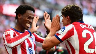 Giuliano y Jonathan David celebran el segundo gol del Atl�tico