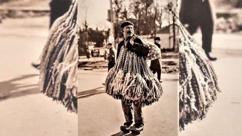 La fot�grafa Ruth Matilda Anderson retrata a un vendedor de plumeros en el Carnaval de Oviedo. Se trata de un elemento caracter�stico del Carnaval. La Destrozona lleva por ejemplo una escoba para quitar el polvo