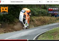 La lluvia y dos manchas de aceite hicieron volar el coche en la curva. 