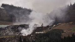 Varios operariores trabajan, este lunes, en el rescate de los cuerpos de los dos desaparecidos en el desprendimiento del vertedero de Zaldibar