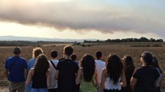 La humareda del incendio vista desde el municipio de O Savi�ao