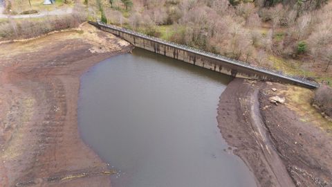 Bajo nivel en el embalse de San Xo�n, en Guitiriz
