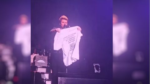 Dani Mart�n, en el momento que cogi� y ense�� la camiseta de Noelia Casta�o, un gesto con el que quiere conseguir llevar a sus empleados de viaje a Senegal