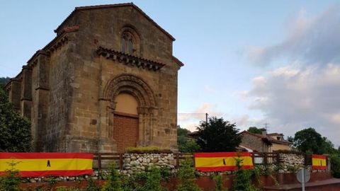 La iglesia de San Pedro de Arrojo, en Quir�s, llena de banderas de Espa�a