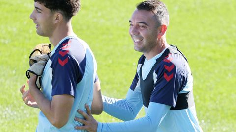 Iago Aspas, con Hugo Burcio, en el entrenamiento de este mi&eacute;rcoles.
