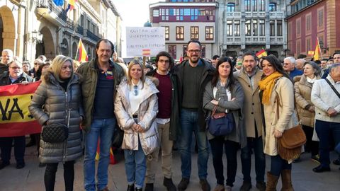 El diputado nacional de Vox por Asturias, Jos� Mar�a Figaredo, junto con otros miembros de Vox Asturias, en Oviedo durante la concentraci�n
