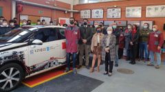 Profesores y alumnos del IES Pe�a Novo, con autoridades, junto al coche que funciona con hidr�geno 