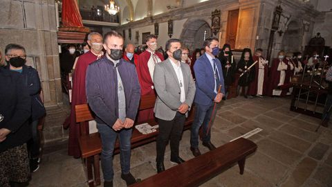 La Irmandade do Cristo da Misericordia sac en procesin las imgenes del Ecce Homo y las vrgenes de la Amargura y la Soledad tras la celebracin de la misa.