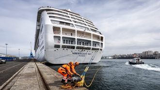 Un crucero situado en un puerto