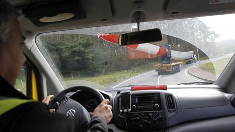 Durante el recorrido, un operario supervisa la parte trasera de la pala