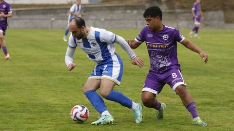 Jony Magisano (Sp. Celanova) protege el balón ante Esteban (Cented Ac.)