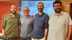 El concejal Xan Duro (segundo por la izquierda), con Abe R�bade a su derecha, en la presentaci�n del mapa de rutas del futuro transporte urbano.