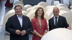 De izquierda a derecha, Julio Abalde, subdelegado del Gobierno; �ngeles V�zquez, conselleira do Medio Ambiente; y Jaime L�pez, vicepresidente de la Confederaci�n de Empresarios de Galicia.