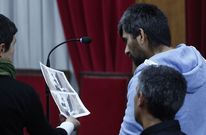El acusado, ayer durante la vista, con im�genes de las c�maras de seguridad de la joyer�a. 