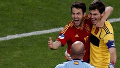 Cesc se abraza a Casillas y espera a Reina