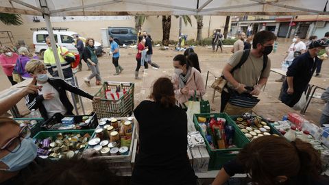 Vecinos de Paiporta en uno de los puntos de alimentos básicos