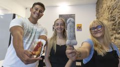 Las hermanas Pi�eiro (en la foto) dicen que poco a poco la gente se va a animando a visitar su tienda de �gofres y helados especiales�, donde cuentan con dos empleados como a apoyo a media jornada. El horario de verano es de 17 a 22 horas; y, a partir de septiembre, Piroli�a abrir� tambi�n por las ma�anas. 
