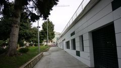 Los bajos de la Alameda de Ordes acogen distintos servicios municipales de Ordes, como la biblioteca
