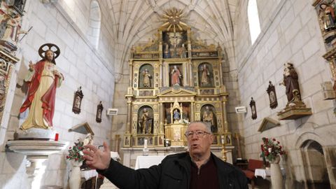 El prroco, Manuel Vidal, ante el retablo tardomanierista de Francisco de Moure