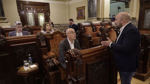El portavoz del gobierno local Jos� Manuel Lage (de pie) dirigi�ndose al portavoz del BNG, Francisco Jorquera, en un pleno en Mar�a Pita