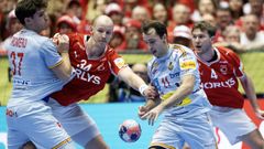 Pugna por un bal�n durante el Espa�a-Dinamarca del europeo.