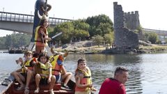 Los futuros guerreros vikingos navegan en el drakkar para invadir las torres de Catoira