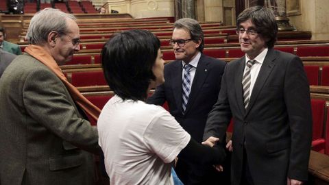 Puigdemont y el expresidente Artur Mas, saludan a los diputados de la CUP, Juli de Jodar y Anna Gabriel