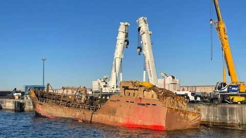 El Nehir, una vez que pudo recuperarse y darle la vuelta en el Puerto de Gij�n.