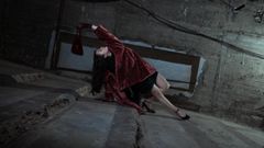 Una alumna de la Escola de Imaxe e Son en una pose de baile en medio de las obras del teatro del centro de FP, cuyas obras est�n paradas 