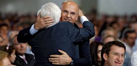 Baltar hijo abraza a Baltar padre en el homenaje a este ltimo el pasado mes de junio. A la derecha, Alberto Nez Feijoo.