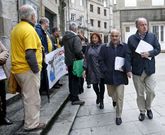 La plataforma anticrematorio recibi� a los grupos con cajas destempladas el pasado lunes. 